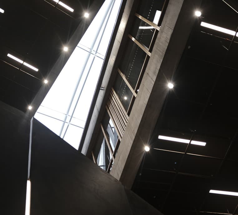 Lichtbänder und Stahlbeton in einer großen Gebäudehalle