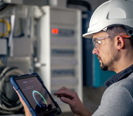 Elektrotechniker prüft mit Tablet eine Verteilung